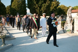 Si compone il corteo funebre per la cerimonia di sepoltura. 